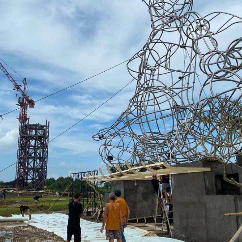 Wide on-site view — the LUNA armature taking shape, crane and crew at work.